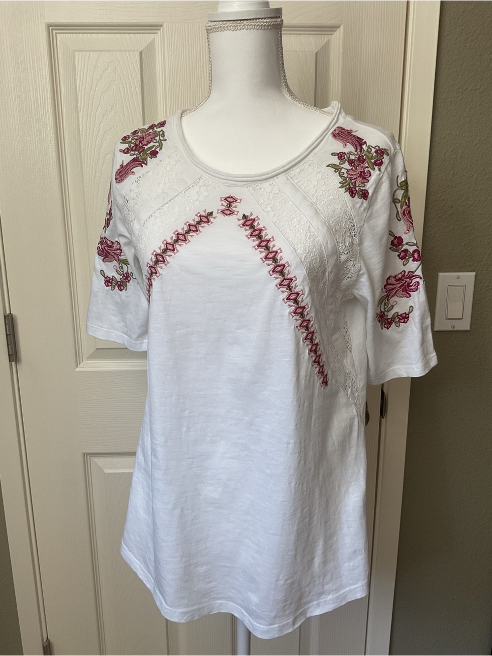 Sundance White Short-Sleeve Scoop Neck Top with Pink Floral Embroidery